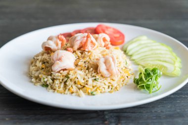 Kızarmış pirinç ve karides.