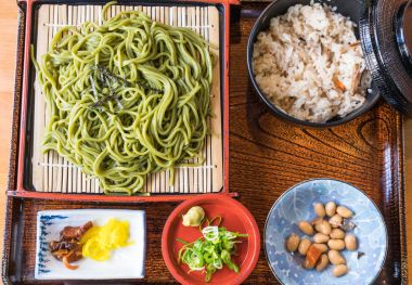 Tabak içinde Japon Cha Soba (yeşil çay Soba) 