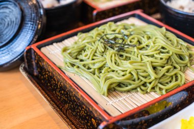 Tabak içinde Japon Cha Soba (yeşil çay Soba) 
