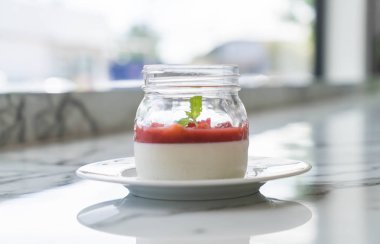 Çilek soslu Panna cotta