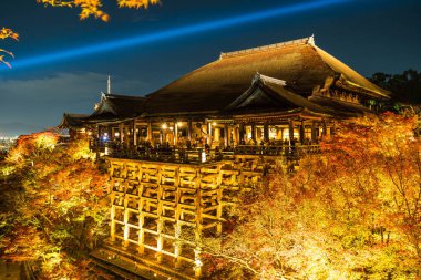 Sonbahar gece ışık saçtığını Kiyomizu-dera Tapınağı ve büyük vera