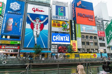 Osaka, Japonya - 19 Kasım 2016: Bir grup insan shopp için yürüyüş