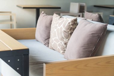 Boş kaldırım kafe sandalye ile 