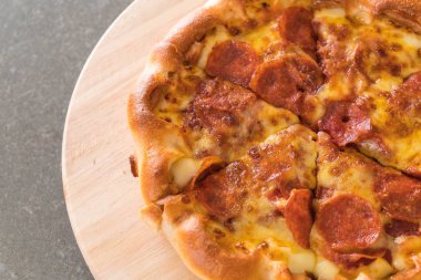 Ev yapımı biberli Pizza ahşap plaka üzerinde