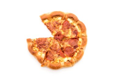 Beyaz zemin üzerine ev yapımı biberli Pizza 