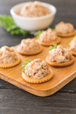 ton balıklı kraker ile yayıldı