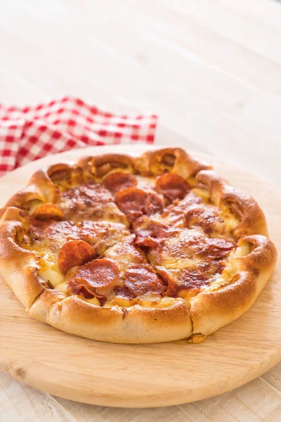 Hemmagjord Pepperoni Pizza på trä platta — Stockfoto