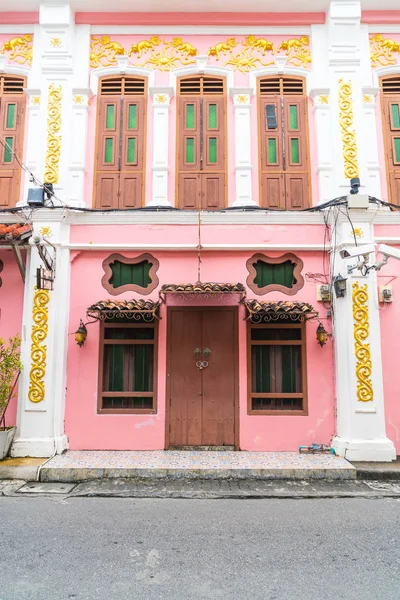 Chinesisch-portugiesische Architektur eines antiken Gebäudes in der Stadt Phuket. — Stockfoto