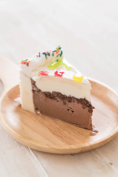 テーブルの上の幸せな誕生日ケーキ — ストック写真