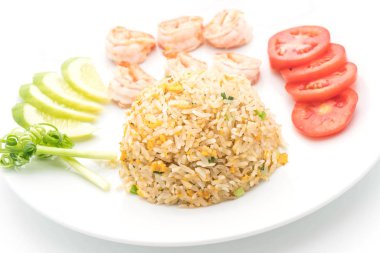 Kızarmış pirinç ve karides.