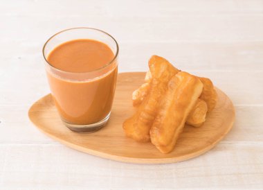 derin yağda kızartılmış hamur sopa ile süt çay