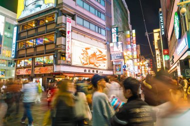 Osaka, Japonya - 19 Kasım 2016: Bir grup insan shopp için yürüyüş