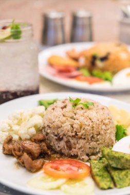 kızarmış pilav karidesli sosu yapıştırın 