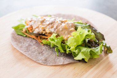 ton balıklı Mısır salata ile salata rulo sarma