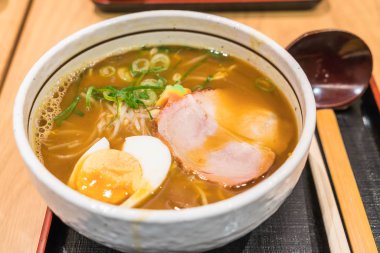 domuz eti ve yumurta ile köri ramen
