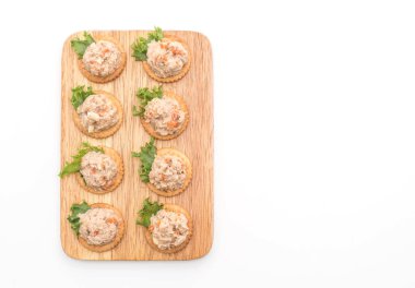 ton balıklı salata kraker ile