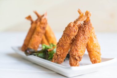  ahşap üzerine meyilli kızarmış karides