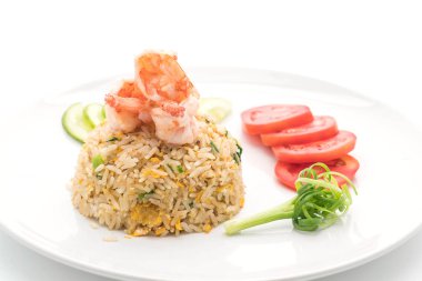 Kızarmış pirinç ve karides.