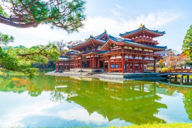 Güzel mimari Byodo içinde Kyoto tapınakta.