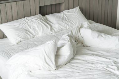 Beyaz dağınık yastık dekorasyonu yatak ile buruşuk yatak 