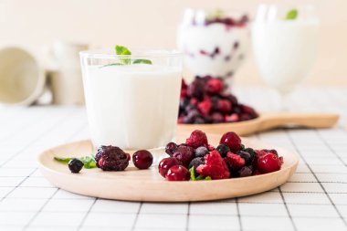 karışık meyveli Yoğurtlu