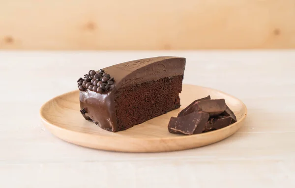 Шоколадный торт на дереве — стоковое фото