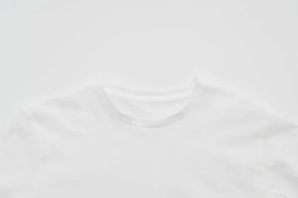 Chemise. t-shirt plié sur blanc — Photo