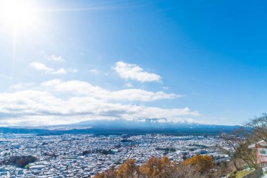 Kawaguchiko şehir manzarası ile kar 