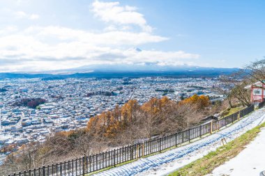 Kawaguchiko şehir manzarası ile kar 