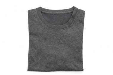 gömlek. beyaz üzerine katlanmış t-shirt 