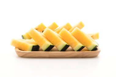 beyaz üzerine taze sarı karpuz 