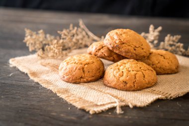 yulaf ezmesi kuru üzüm kurabiyeleri ahşap üzerine