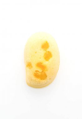 Mango yumuşak kek üzerine beyaz