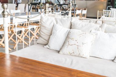 Kanepe üzerinde güzel yastık 