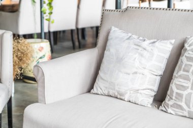 Kanepe üzerinde güzel yastık 