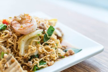 Anlık erişte baharatlı salata