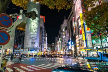 Tokyo, Japonya, 17 Kasım 2016: Shibuya Crossing, şehir sokak ile