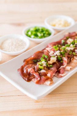 taze domuz dilimlenmiş 