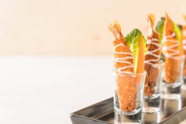  ahşap üzerine meyilli kızarmış karides