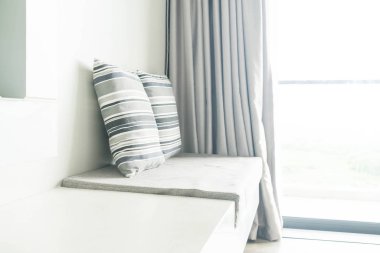 Oturma odasında kanepe dekorasyon güzel yastık 