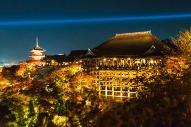 Sonbahar gece ışık saçtığını Kiyomizu-dera Tapınağı ve büyük vera