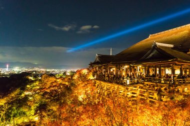 Sonbahar gece ışık saçtığını Kiyomizu-dera Tapınağı ve büyük vera