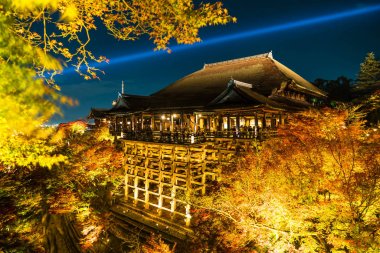 Sonbahar gece ışık saçtığını Kiyomizu-dera Tapınağı ve büyük vera