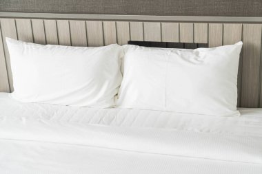 Beyaz yastık yatak yatak dekorasyon 