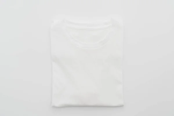 Skjorta. vikta t-shirt på vit — Stockfoto
