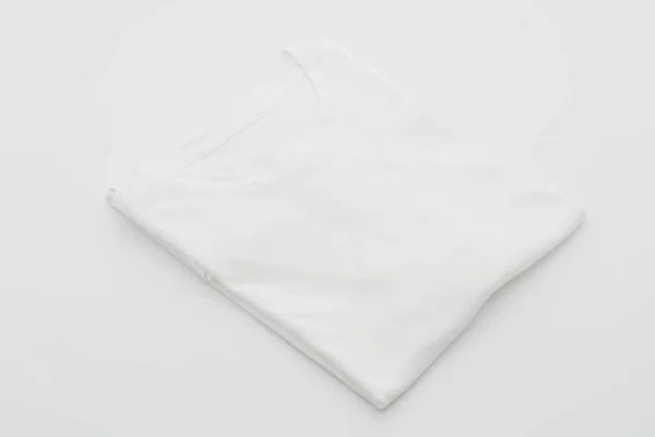 Gömlek. beyaz üzerine katlanmış t-shirt — Stok fotoğraf