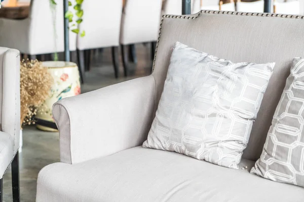 Kanepe üzerinde güzel yastık 