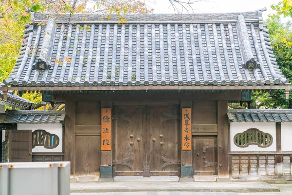 Hermosa arquitectura en el Templo Sensoji alrededor del área de Asakusa en — Foto de Stock