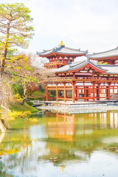 Güzel mimari Byodo içinde Kyoto tapınakta.