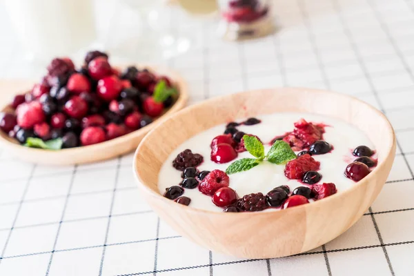 Йогурт со смешанными ягодами — стоковое фото